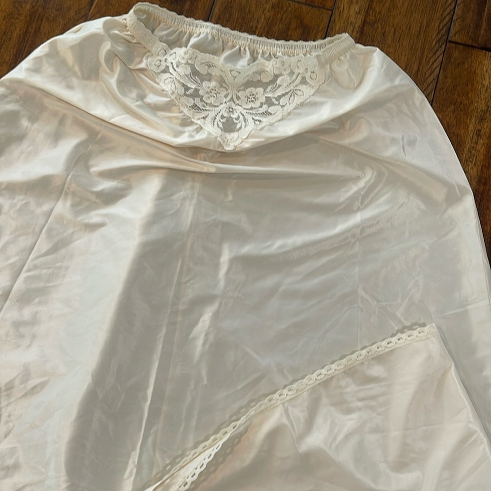 Vintage Hanes Women's Cream Beige Nylon Maxi Half Slip intimates Shapewear sz M - Picture 2 of 16